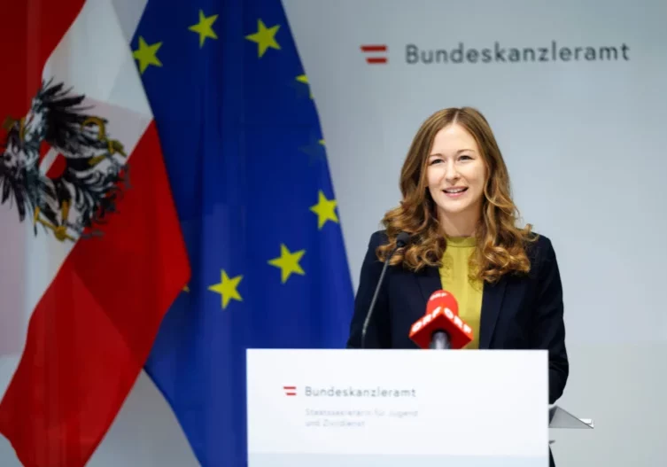 Ruft junge Burschen auf, sich im Zivildienst zu engagieren. Staatssekretärin Claudia Plakolm. Foto: BKA/Andy Wenzel