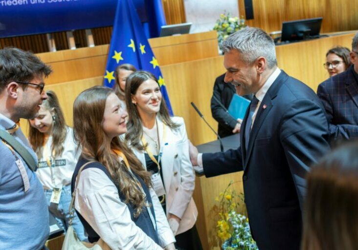 Bundeskanzler Karl Nehammer im Gespräch mit Jugendlichen beim Festakt zum Europatag im Parlament. Foto: BKA/Andy Wenzl