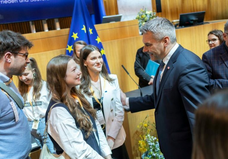 Bundeskanzler Karl Nehammer im Gespräch mit Jugendlichen beim Festakt zum Europatag im Parlament. Foto: BKA/Andy Wenzl