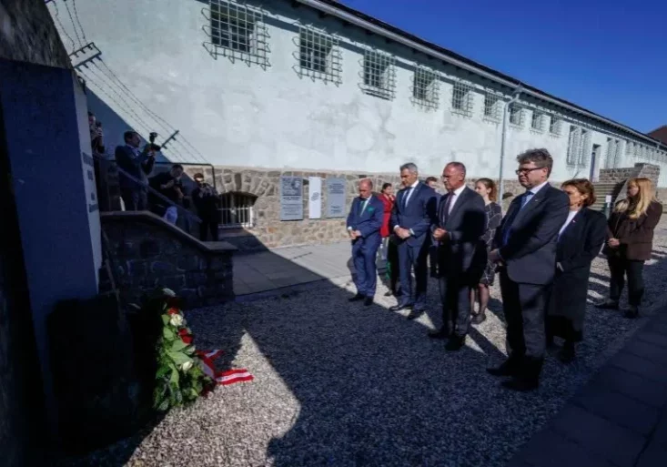 Gedenken an die Opfer des NS-Antisemitismus: Präsident Wolfgang Sobotka, Bundeskanzler Karl Nehammer, Innenminister Gerhard Karner, Staatssekretärin Susanne Kraus-Winkler und Bildungsminister Martin Polaschek an der Gedenkstätte des KZ-Mauthausen. Foto: Andy Wenzel
