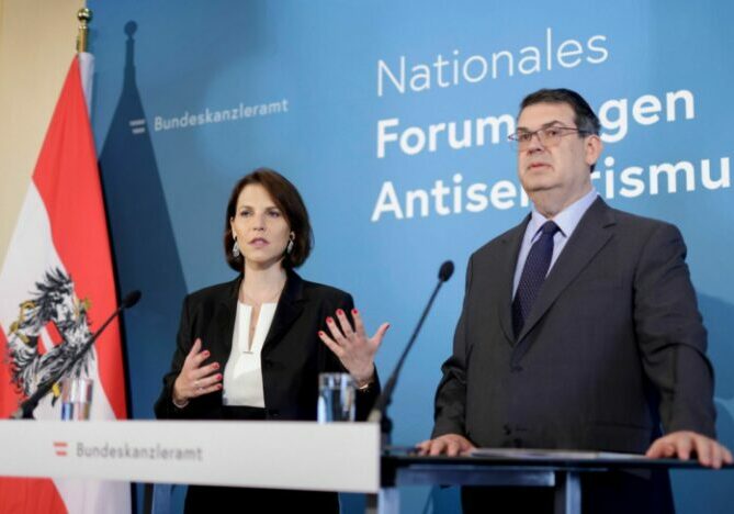 Das Nationale Forum gegen Antisemitismus tagt zum ersten Mal. Bei diesem jährlich stattfindenden Treffen sollen Vertreter aus der Gesellschaft ihr Wissen und ihre Erfahrungen mit Antisemitismus teilen und sich austauschen. Initiatorin dieses Forums War Bundesministerin Karoline Edtstadler. Foto: BKA / Andy Wenzel
