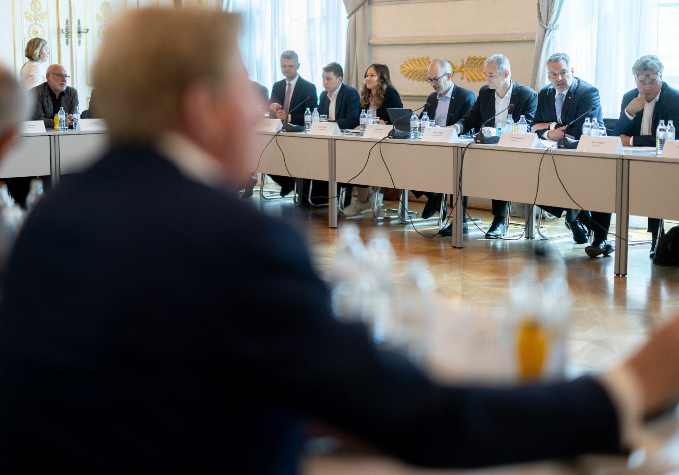 Die Bundesregierung lud Vertreter ehrenamtlicher und gemeinnütziger Organisationen zu einem Gipfel. Im Bild Bundeskanzler Karl Nehammer (2.v.r.), Vizekanzler Werner Kogler (r.) und Staatssekretärin Claudia Plakolm (4.v.r.). Foto: Wenzel/ BKA