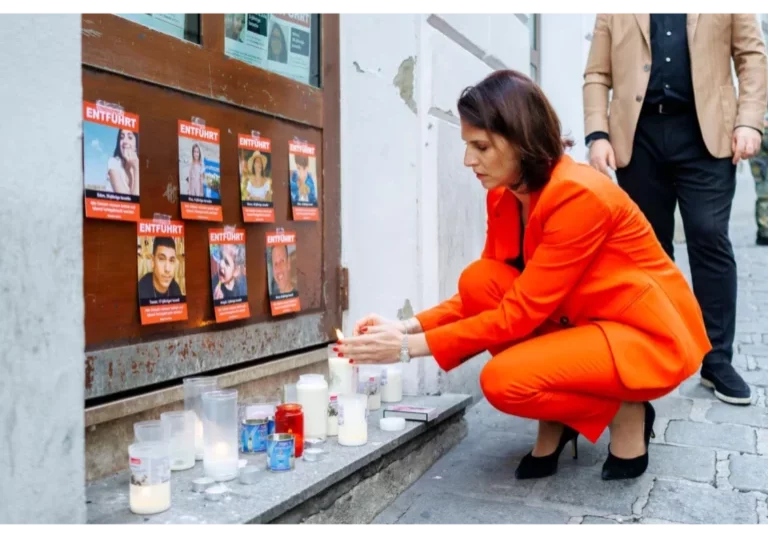 Sicherheit und Schutz für jüdisches Leben in Österreich: Vor dem jüdischen Stadttempel in Wien entzündet Europa- und Verfassungsministerin Karoline Edtstadler einige Kerzen im Gedenken an die am 7. Oktober von der Hamas getöteten und entführten Israelis. Foto: Bka/Andy Wenzel