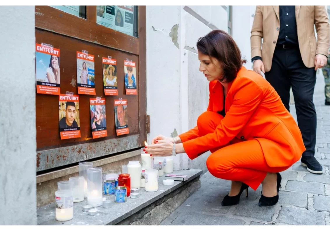 Sicherheit und Schutz für jüdisches Leben in Österreich: Vor dem jüdischen Stadttempel in Wien entzündet Europa- und Verfassungsministerin Karoline Edtstadler einige Kerzen im Gedenken an die am 7. Oktober von der Hamas getöteten und entführten Israelis. Foto: Bka/Andy Wenzel