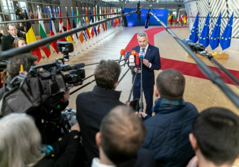 Es wird spannend beim EU-Gipfel am Donnerstag und Freitag in Brüssel. Kommt es zu keinen konkreten Maßnahmen zur Lösung der Migrationsprobleme, droht Kanzler Nehammer die Abschlusserklärung zu blockieren. Foto: BKA/Andy Wenzel