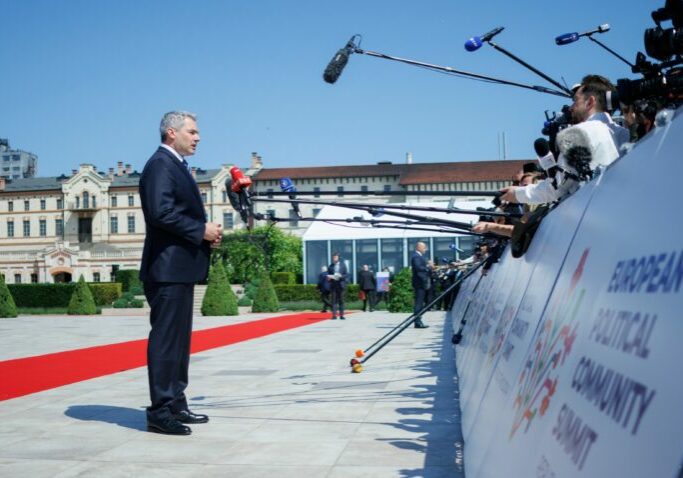 Erklärt Österreichs Position zu Migration, Russlands Angriff und EU-Erweiterung: Bundeskanzler Karl Nehammer beim zweiten Gipfel der Europäischen Politischen Gemeinschaft am 1. Juni in Moldau. Foto: Andy Wenzel