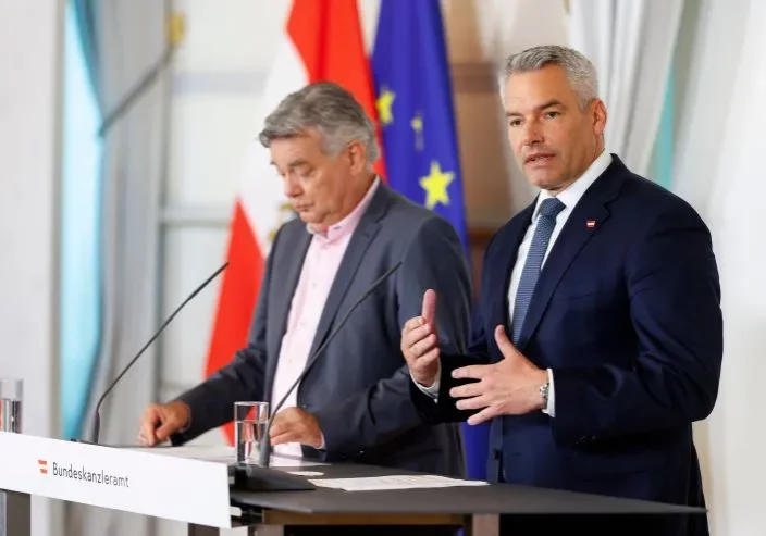 Bundeskanzler Karl Nehammer hat für 9. April den Nationalen Sicherheitsrat einberufen. Dies war auch vom Koalitionspartner, Vizekanzler Werner Kogler, gewünscht worden. Unmitelbarer Anlass ist der Spionageskandal um einen ehemaligen BVT-Mitarbeiter. Dessen Kontakte zu Russland und zu FPÖ-Funktionären will Generalsekretär Christian Stocker untersuchen lassen. Bild: Bka/Andy Wenzel