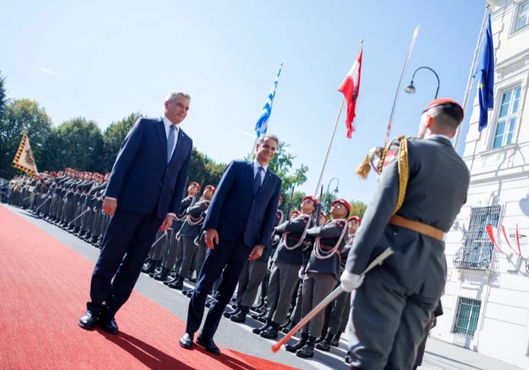 Ziehen beim Thema Außengrenzschutz, Asyl und Migration an einem Strang. Bundeskanzler Karl Nehammer und Griechenlands Regierungschef Kyriakos Mitsotakis, der in Wien zu Gast war. Foto: BKA/Andy Wenzel
