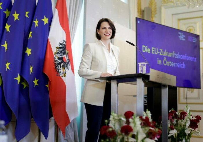 Am Europatag präsentierte Europaministerin Karoline Edtstadler im Bundeskanzleramt den Bericht zur EU-Zukunftskonferenz. Foto: BKA / Andy Wenzel