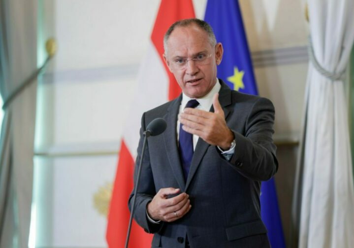 Derzeit keine Gefährdung, aber Terrorwarnstufe wegen internationaler Ereignisse erhöht: Innenminister Gerhard Karner erwartet, dass die Strafen etwa für gezielt anti-israelische Parolen verschärft werden. Foto: Andy Wenzel