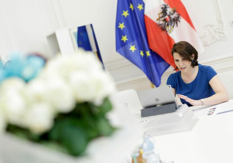 Karoline Edtstadler setzt sich für eine Stärkung der Privatsphäre ein. Foto: BKA / Andy Wenzel