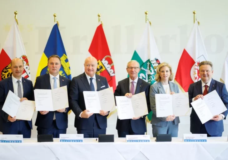 Die Folgen der Krisen und die neuen Herausforderungen bewältigen: Das ist das Ziel der Reformpartnerschaft und des Stabilitätspaktes von Bundesregierung und Bundesländern (im Bild: Gemeindebund-Präsident Johannes Pressl, Vizekanzler Andreas Babler, Bundeskanzler Christian Stocker, der damalige Salzburger Landeshauptmann Wilfried Haslauer, Außenministerin Beate Meinl-Reisinger und Wiens Bürgermeister Michael Ludwig). Foto: Andy Wenzel