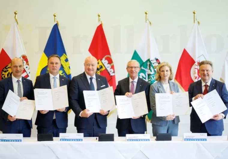 Die Folgen der Krisen und die neuen Herausforderungen bewältigen: Das ist das Ziel der Reformpartnerschaft und des Stabilitätspaktes von Bundesregierung und Bundesländern (im Bild: Gemeindebund-Präsident Johannes Pressl, Vizekanzler Andreas Babler, Bundeskanzler Christian Stocker, der damalige Salzburger Landeshauptmann Wilfried Haslauer, Außenministerin Beate Meinl-Reisinger und Wiens Bürgermeister Michael Ludwig). Foto: Andy Wenzel