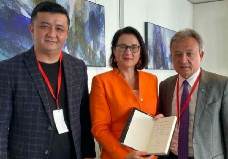 Gudrun Kugler mit Mevlan Dilshat, (l.), Vertreter der Uiguren in Österreich, und Dolkun Isa (r.), Welt-Uiguren-Präsident. Foto: Kugler