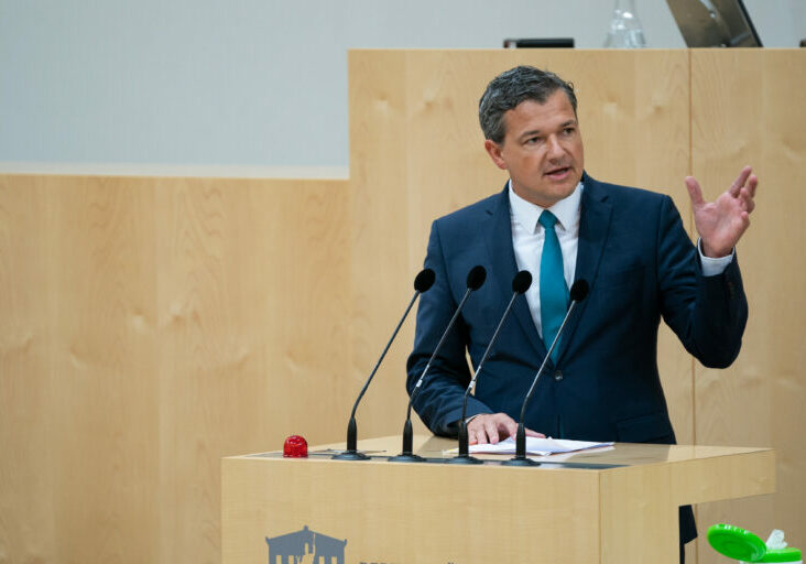 Nationalratsabgeordneter Peter Weidinger rechnet mit der Opposition ab. Foto: Parlamentsdirektion / David Bohmann
