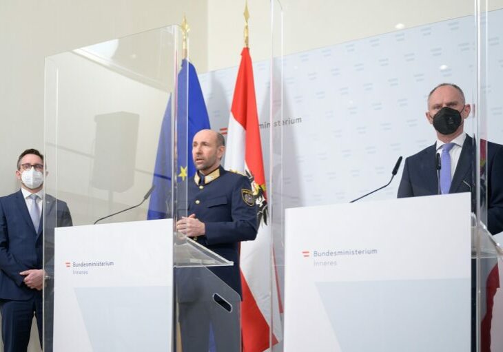 Minister Karner bei der Vorstellung der Aktion scharf gegen "Unbelehrbare". Im Bild: stv. BK-Direktor Manuel Scherscher, Generaldirektor Franz Ruf und Innenminister Gerhard Karner (v. l. n. r.) Foto: BMI Jürgen Makowecz