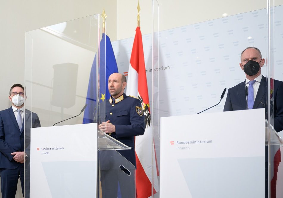 Minister Karner bei der Vorstellung der Aktion scharf gegen "Unbelehrbare". Im Bild: stv. BK-Direktor Manuel Scherscher, Generaldirektor Franz Ruf und Innenminister Gerhard Karner (v. l. n. r.) Foto: BMI Jürgen Makowecz