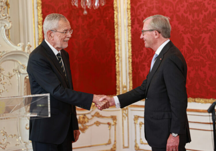 Salzburgs Landeshauptmann Wilfried Haslauer wurde heute in der Wiener Hofburg von Bundespräsident Alexander Van der Bellen feierlich angelobt. Es ist die dritte Angelobung für Haslauer. Foto: Land Salzburg / Franz Neumayr