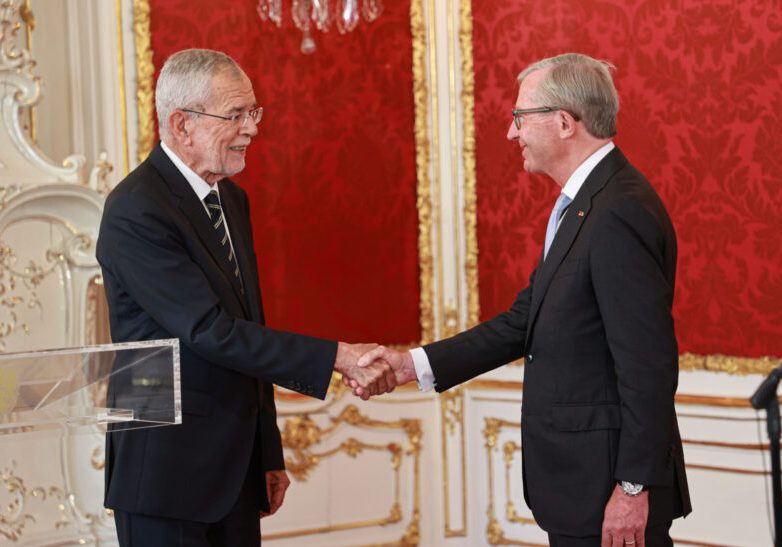 Salzburgs Landeshauptmann Wilfried Haslauer wurde heute in der Wiener Hofburg von Bundespräsident Alexander Van der Bellen feierlich angelobt. Es ist die dritte Angelobung für Haslauer. Foto: Land Salzburg / Franz Neumayr