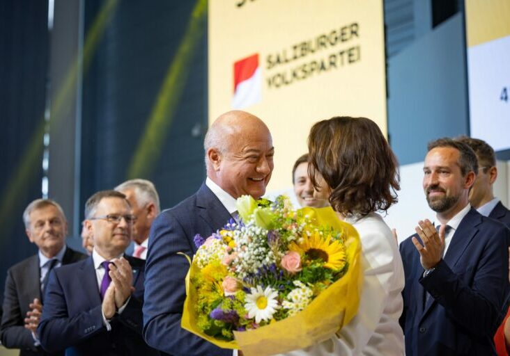 Gratulation und beste wünsche für die neue Landesparteiobfrau der ÖVP Salzburg, Abg. Karoline Edtstadler von Bundeskanzler Christian Stocker und Klubobmamm August Wöginger. Foto ÖVP / Jakob Glaser