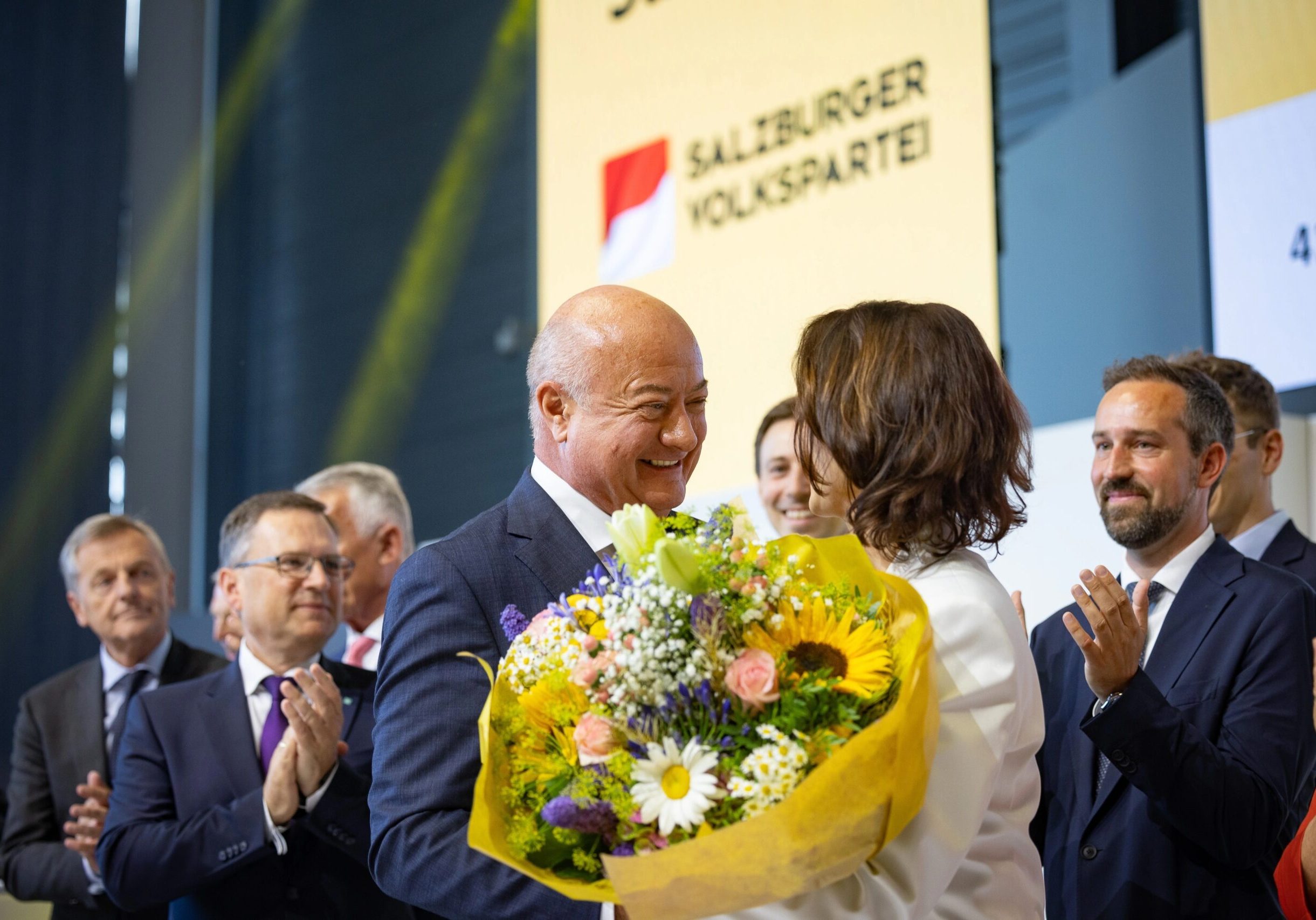 Gratulation und beste wünsche für die neue Landesparteiobfrau der ÖVP Salzburg, Abg. Karoline Edtstadler von Bundeskanzler Christian Stocker und Klubobmamm August Wöginger. Foto ÖVP / Jakob Glaser