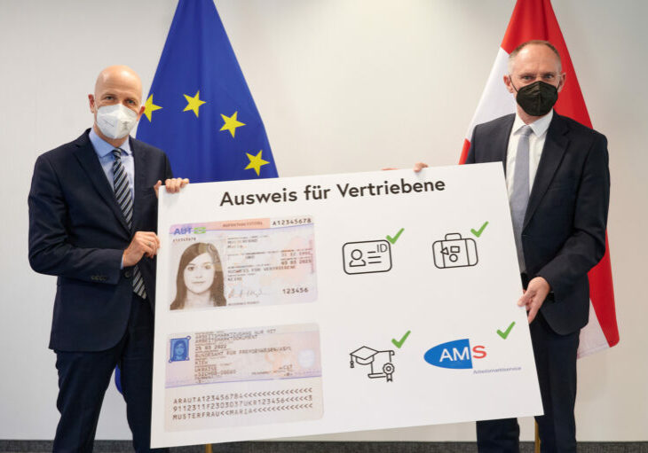 Bereits vergangene Woche präsentierten der Innenminister und der Arbeitsminister den "Ausweis für Vertriebene" für Flüchtlinge aus der Ukraine. 7.000 Stück davon wurden bereits produziert. Foto: BMI/Karl Schober