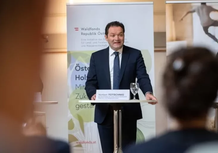 Das Wohnpaket stärkt den Holzbau und damit auch den Klimaschutz, sagt Land- und Forstwirtschaftsminister Norbert Totschnig. Der Einsatz des nachhaltigen Rohstoffes Holz wird gefördert. Foto: BML/Hemerka