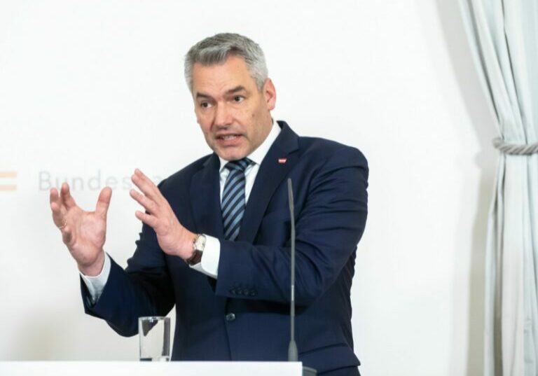 Am Mittwochmorgen hat sich zum letzten Mal für dieses Jahr die Bundesregierung zu ihrer wöchentlichen Ministerratssitzung im Bundeskanzleramt getroffen. Im anschließenden Pressefoyer stellte sich die Regierungsspitze den Medien. Kanzler Karl Nehammer: „Das Jahr war mehr als schwierig“ Foto: BKA / Valentin Brauneis