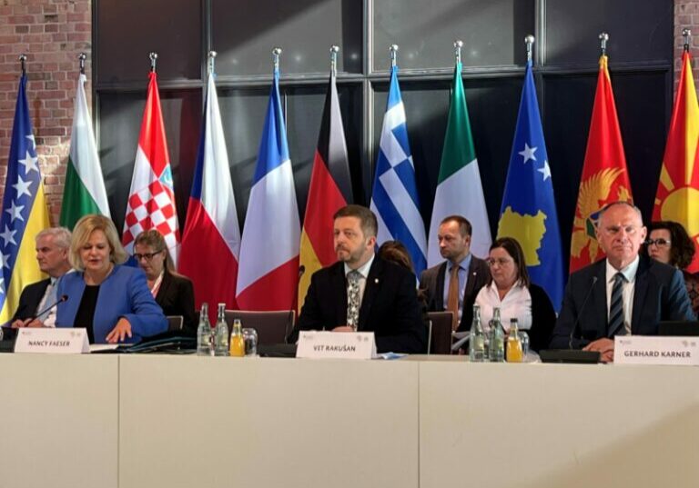 Gemeinsam gegen die Schlepper-Mafia: Innenministerin Nancy Faeser (D), Innenminister Vit Rakusan (Tch/EU-Ratsvorsitz) und Innenminister Gerhard Karner (v. l./Bild: BMI)