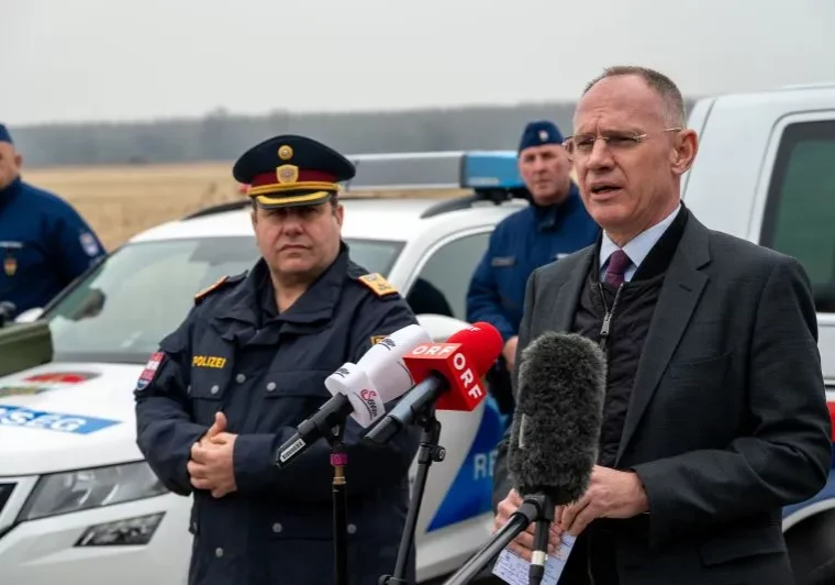 Grenzschutz im Burgenland wirkt: Bundespolizeidirektor Michael Takacs und Innenminister Gerhard Karner bei einem Lokalaugenschein. Fotos: BMI