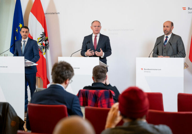 Staatsschutz in den Bundesländern: Omar Haijawi-Pirchner, Leiter der DSN, Innenminister Gerhard Karner und Franz Ruf, Generaldirektor für die Öffentliche Sicherheit. Foto: BMI/Jürgen Makowecz