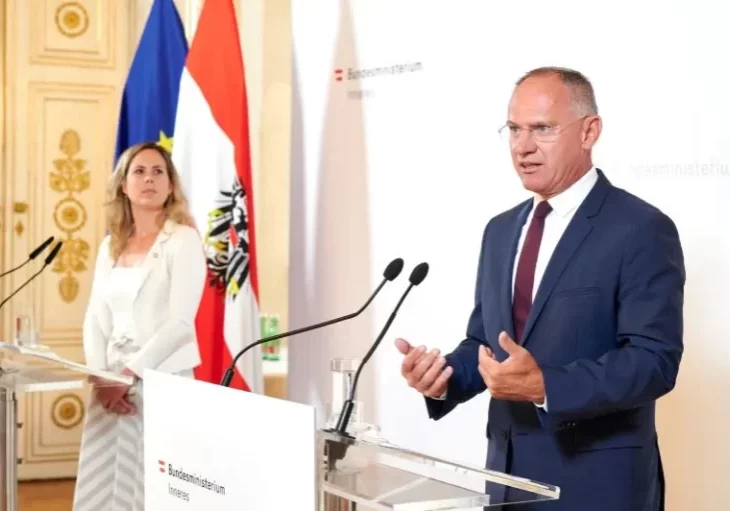 Die Anzahl der Asylanträge geht zurück, mehr Asylwerber als voriges Jahr verlassen Österreich wieder: Karoline Preißer, Vizedirektorin des Bundesamtes für Fremdenwesen und Asyl (BFA) und Innenminister Gerhard Karner präsentierten die aktuellen Zahlen der Asylstatistik des ersten Halbjahres 2023. Foto: BMI/Karl Schober