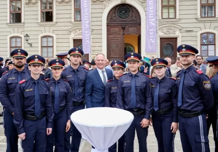 Waffenverbot im öffentlichen Raum und Jugendpolizei auf den Straßen: Die Initiativen von Innenminister Gerhard Karner treffen auf breite Zustimmung. Die Polizei verzeichnet seit vorigen Herbst wieder mehr Bewerbungen. Im Bild Innenminister Gerhard Karner mit Polizeigrundschülerinnen und -schülern in Wien. Foto: BMI/Karl Schober