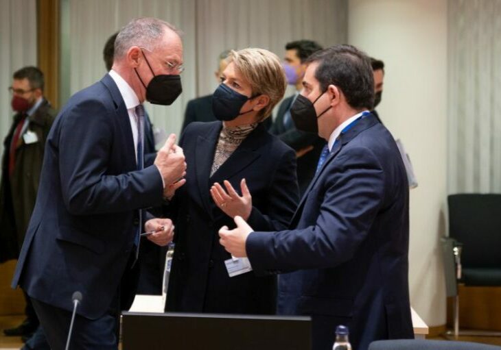 Freitag haben die EU-Innenminister im Europäischen Rat in Brüssel die schnelle und unbürokratische Hilfe für Ukrainerinnen und Ukrainer sichergestellt. Im Bild: Innenminister Gerhard Karner, Bundesrätin Karin Keller-Sutter (Sz), Notis Mitarakis (Gr., v. l.). Foto: BMI / Jürgen Makowecz