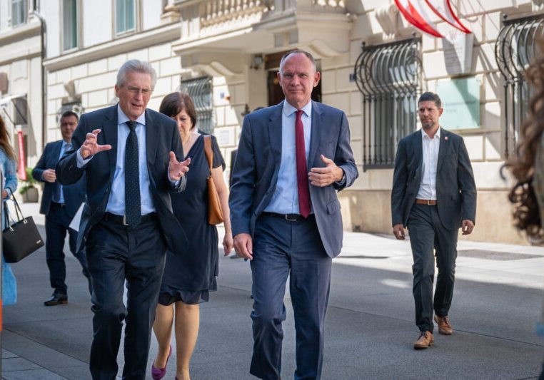 Sicherheit zählt, das bedeutet Kooperation der Behörden und gemeinsame Streifen der Polizei: Innenminister Gerhard Karner hatte am Montag seinen slowakischen Ressortkollegen Ivan Šimko in Wien zu Gast und reist am Donnerstag zu einem Treffen dr Visegrad-Staaten nach Bratislava. Foto: BMI/Jürgen Makowecz