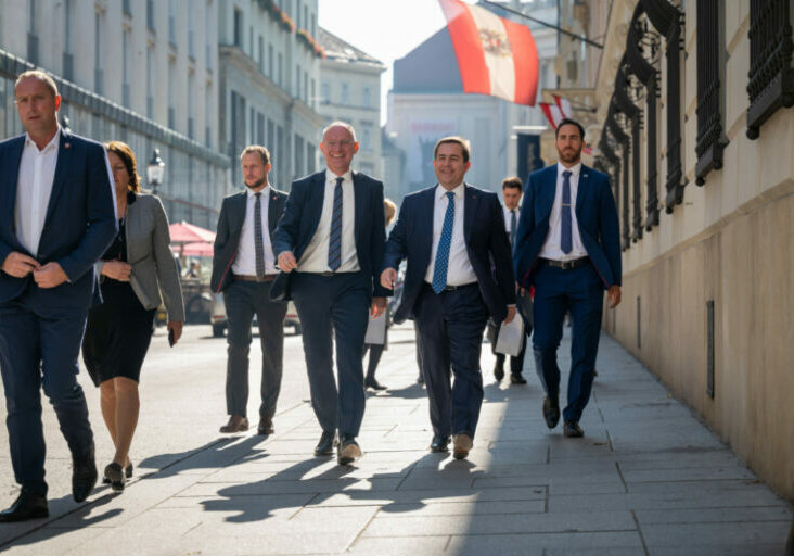 Am Dienstag trafen sich Innenminister Gerhard Karner und der griechische Migrationsminister Notis Mitarakis zu einem Gespräch über die andauernde Flüchtlingskrise und die illegale Migration. Foto: BMI / Jürgen Makowecz