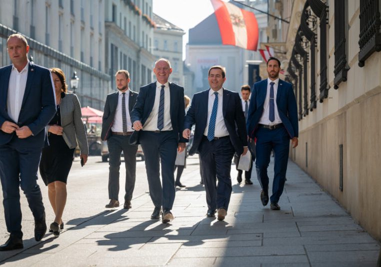 Am Dienstag trafen sich Innenminister Gerhard Karner und der griechische Migrationsminister Notis Mitarakis zu einem Gespräch über die andauernde Flüchtlingskrise und die illegale Migration. Foto: BMI / Jürgen Makowecz
