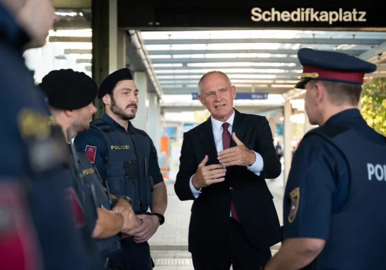 Schwerpunkaktion und Lokalaugenschein am Mittwochabend in Wien Meidling. Innenminister Gerhard Karner fordert angesichts steigender Jugendkriminalität härterer Konsequenzen. Foto: BMI/Jürgen Makowecz