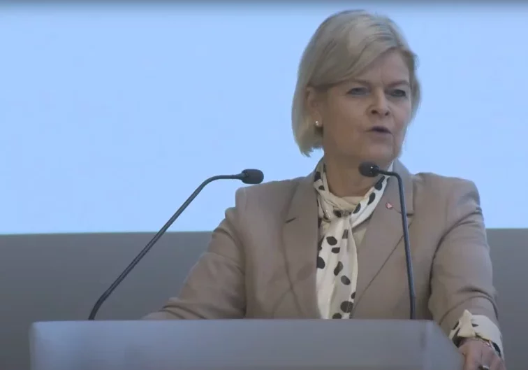 Verteidigungsministerin Klaudia Tanner präsentierte das "Risikobild 2024" mit allen sicherheitspolitischen Herausforderungen für Österreich. Foto: Screenshot Zur-Sache/bundesheer.at YouTube