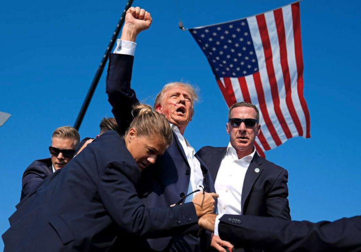 Er wird wohl zu den bekanntesten Momenten des Jahres 2024 zählen. Im August wurde ein Attentat auf den Wahlkämpfenden US-Ex-Präsidenten Donald Trump verübt. Nur knapp überlebte er den Schüssen auf Ihn und einen kurzen Moment danach, die Szene für seinen Wahlkampf zu nutzen. Foto: Screenshot/Zur-Sache
