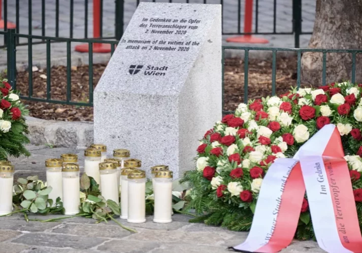 Kerzen und Kränze erinnern an die Terrornacht vor 5. Jahren. Foto: BMI/Karl Schober
