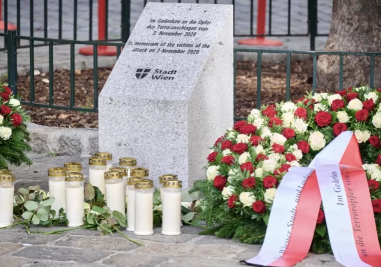 Kerzen und Kränze erinnern an die Terrornacht vor 5. Jahren. Foto: BMI/Karl Schober