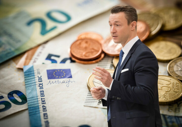 Finanzminister Gernot Blümel spricht sich eindeutig für den Erhalt des Bargeldes aus. Foto: Parlamentsdirektion / Thomas Jantzen / iStock fcafotodigital