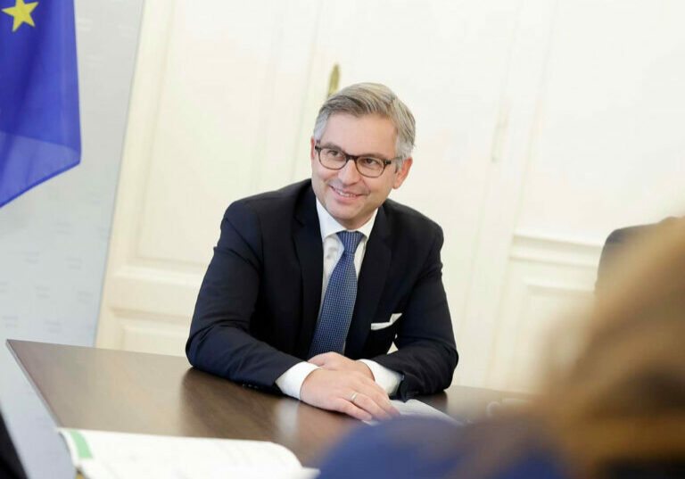 Finanzminister Brunner über die Wirtschaftshilfen. Fotoausschnitt: Büro Magnus Brunner