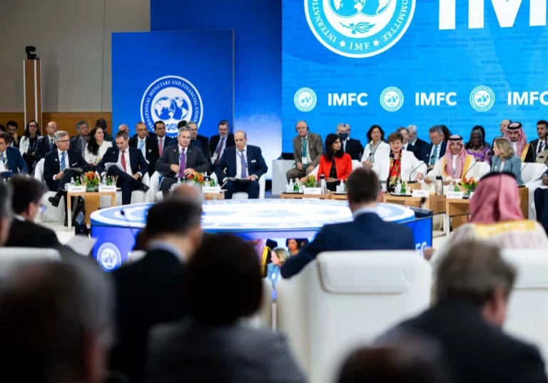 Finanzminister Magnus Brunner bei internationaler Tagung von IWF und Weltbank: Kooperation und Konjunktur im Fokus der Beratungen. Foto: BMF