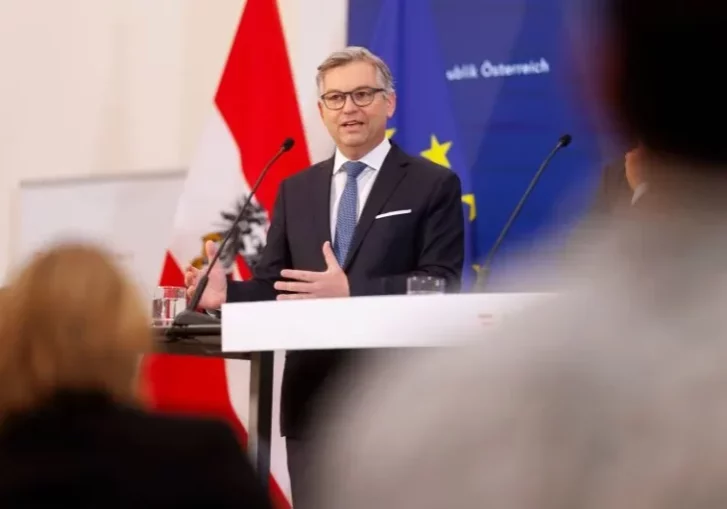 Bei Steuern, Abgaben und den Fristen für Anträge sowie Zahlungen gtibt es eine Reihe von Erleichterungen für Haushalte und Unternehmen, die vom Hochwasser betroffen sind und Schäden erlitten. Finanzminister Magnus Brunner nennt konkrete Maßnahmen, das Finanzressort hat eine informative Übersicht erstellt. Foto: BKA