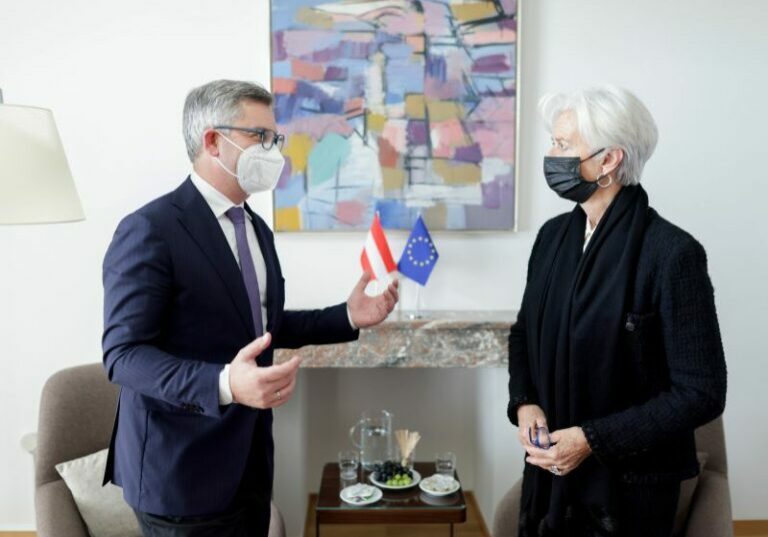 Finanzminister Magnus Brunner im Gespräch mit EZB-Chefin Christine Lagarde. Foto: BKA / Wenzel