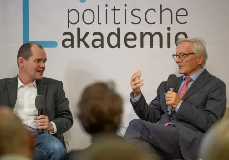 Österreich kann stolz auf das Erreichte sein und optimistisch in die Zukunft blicken, sagte der frühere Bundeskanzler und ÖVP-Obmann Wolfgang Schüssel bei der Präsentation des neuen Sammelbandes „Bürgerliche Impulse“ im Gespräch mit Christian Moser. Foto: PolAk