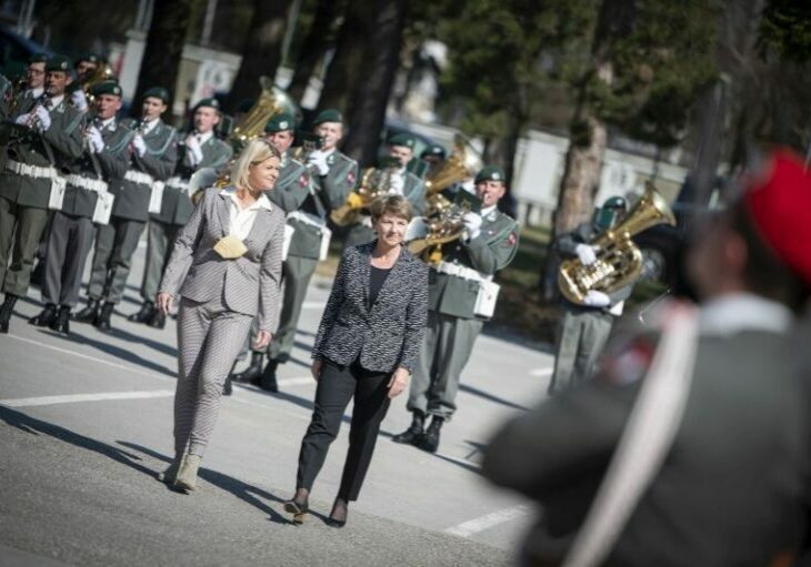 Verteidigungsministerin Klaudia Tanner empfing am Montag ihre Schweizer Amtskollegin Viola Amherd zu einem Arbeitsgespräch in Salzburg. Foto: HBF / Carina Karlovits