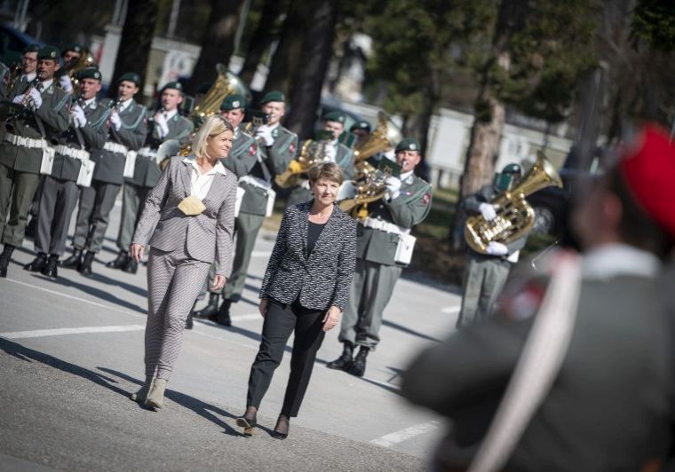 Verteidigungsministerin Klaudia Tanner empfing am Montag ihre Schweizer Amtskollegin Viola Amherd zu einem Arbeitsgespräch in Salzburg. Foto: HBF / Carina Karlovits